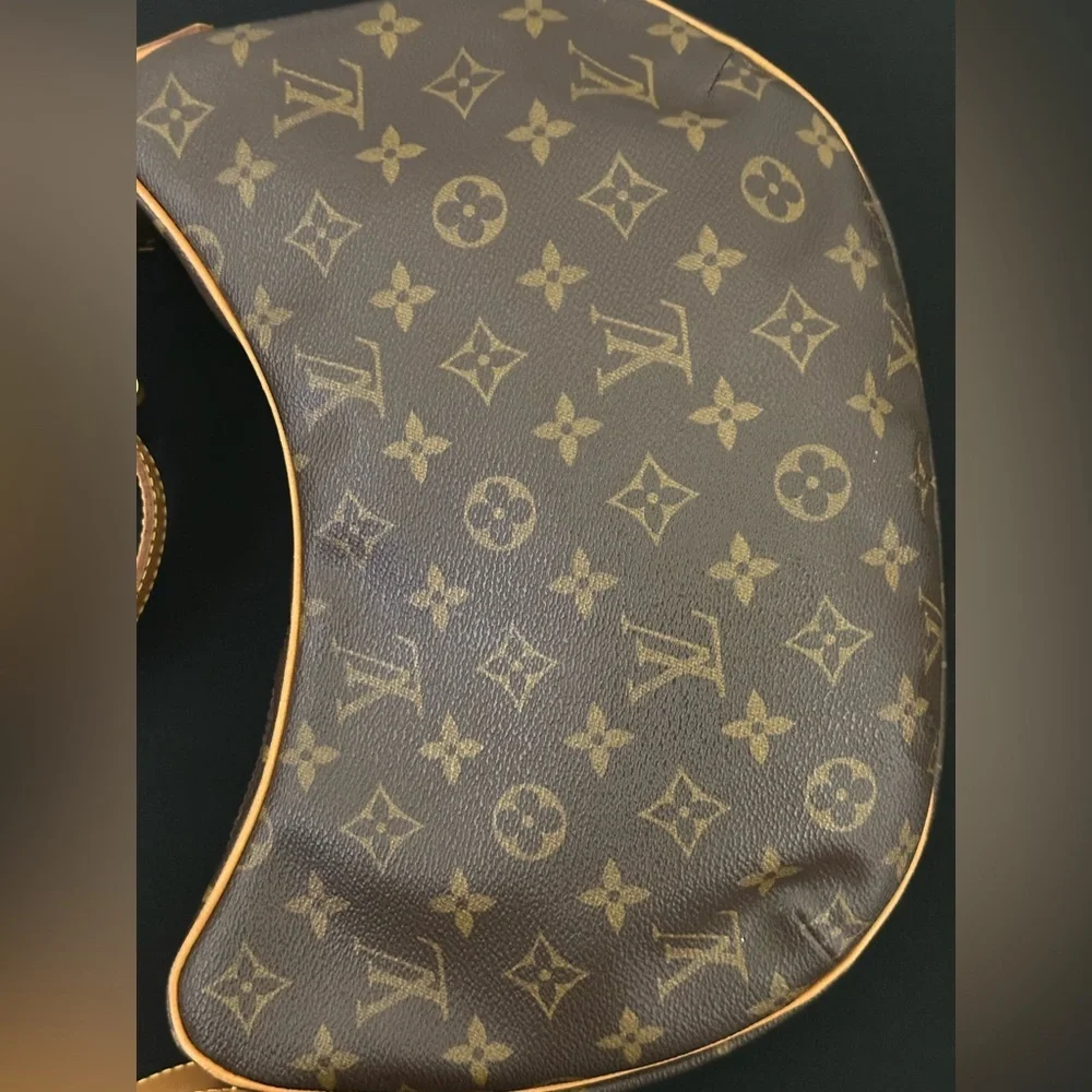 Louis Vuitton elegant shoulder